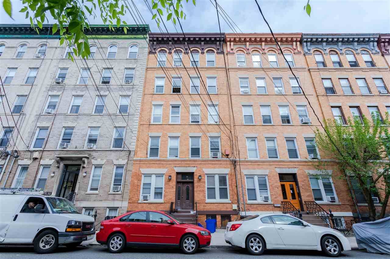 NO BROKER FEE! Gorgeous & Recently renovated 1 BR with Condo Finishes