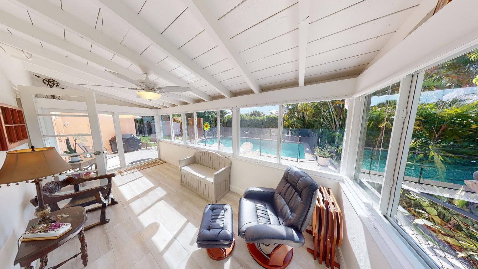 SoSo Gem a Block from the Intracoastal!