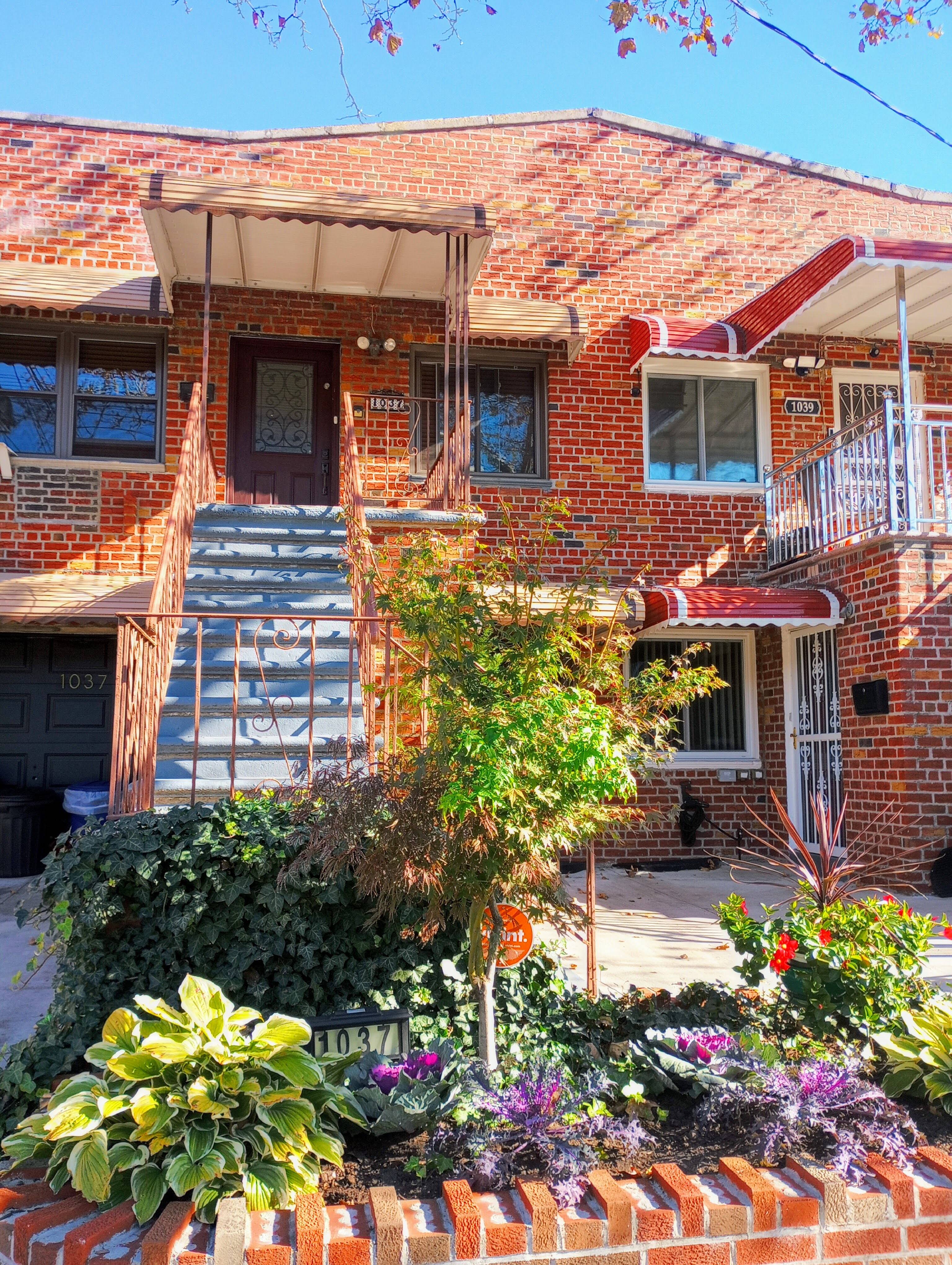 Sundrenched Haven in Canarsie: Your Private Oasis