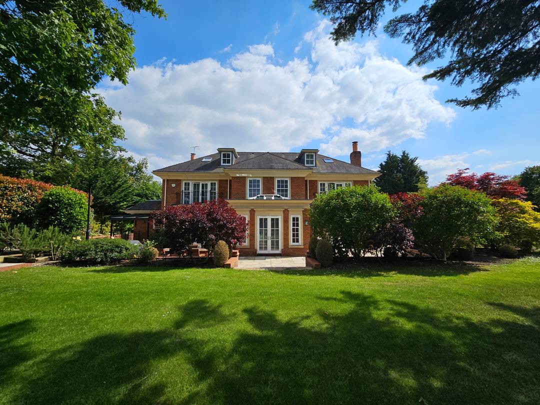 Luxury Buckinghamshire Family Mansion located in a picturesque semi-rural setting