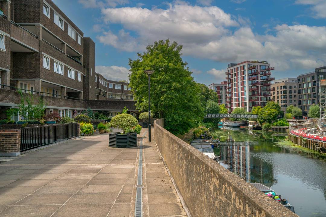 STYLISH WATERSIDE ONE-BEDROOM APARTMENT IN WEST LONDON