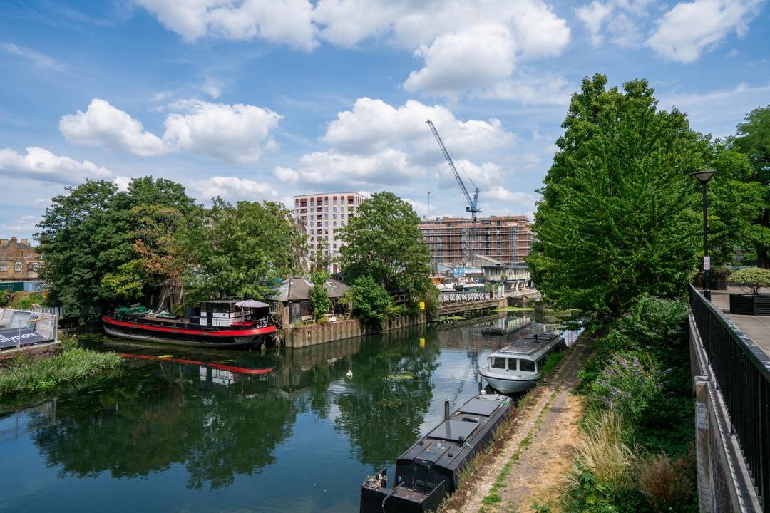 STYLISH WATERSIDE ONE-BEDROOM APARTMENT IN WEST LONDON