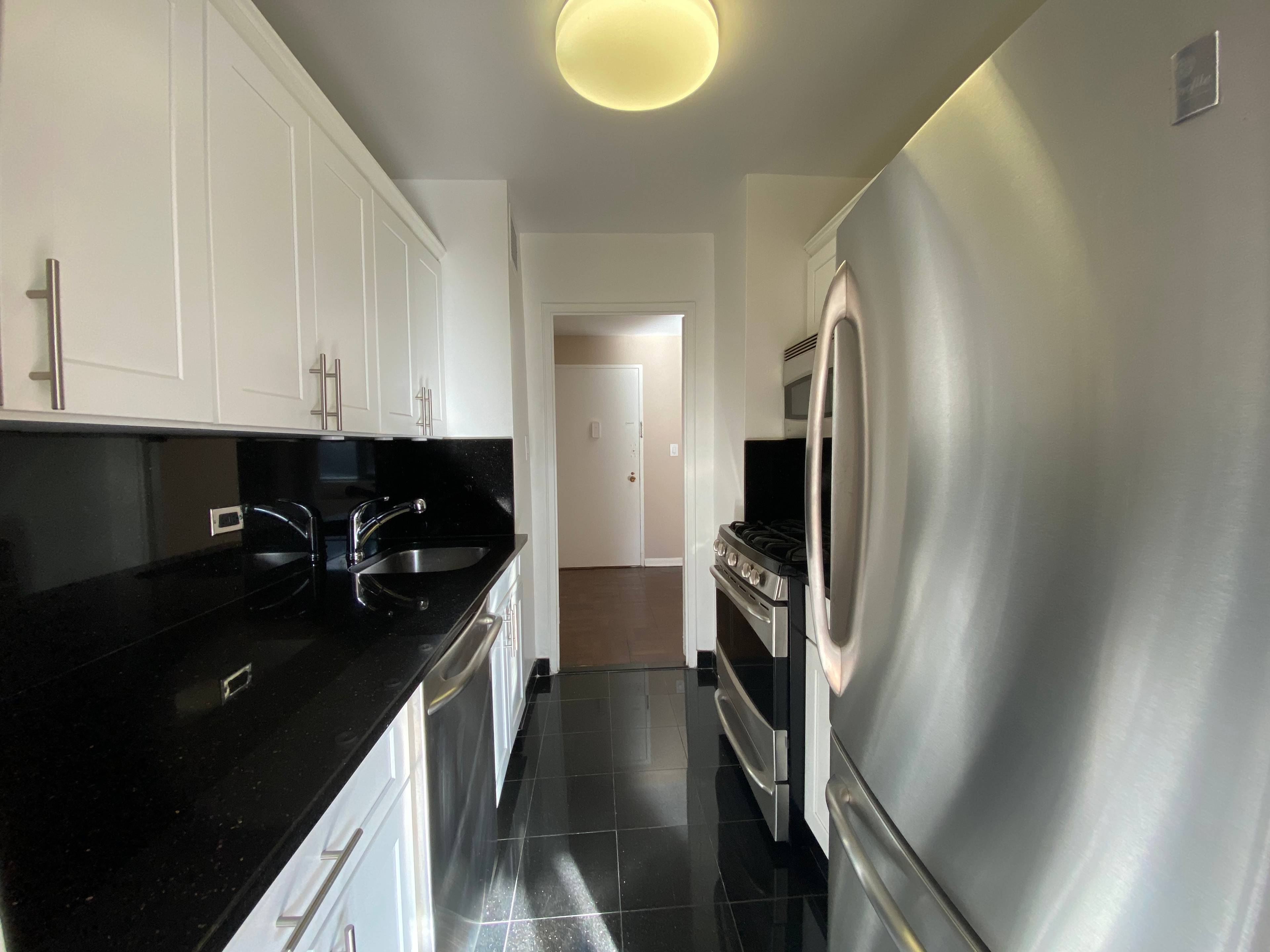 Upper East Side, One Bedroom 1 Bath, Large Living Area,  Dining Alcove, Entry Foyer, Balcony, Pool, Gym,  No Fee