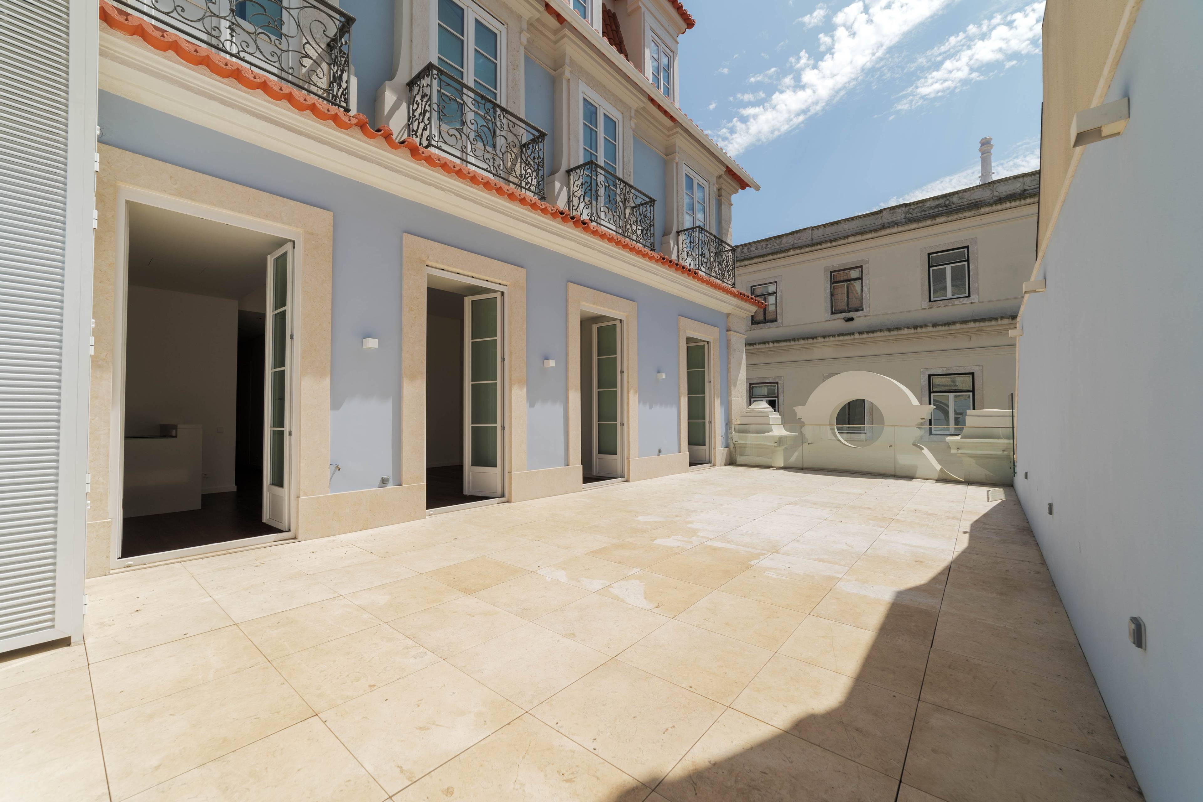 Because Old Town is Chiado - Apartment with parking and terrace