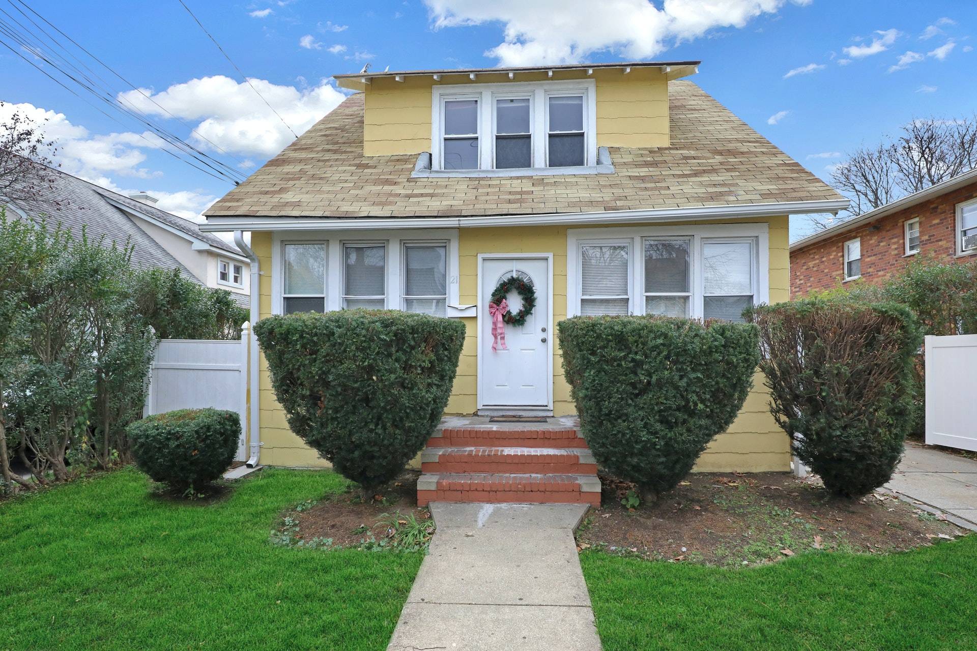 Charming Detached Single Family Home in Hempstead, LI- 3b/1ba, $360,000