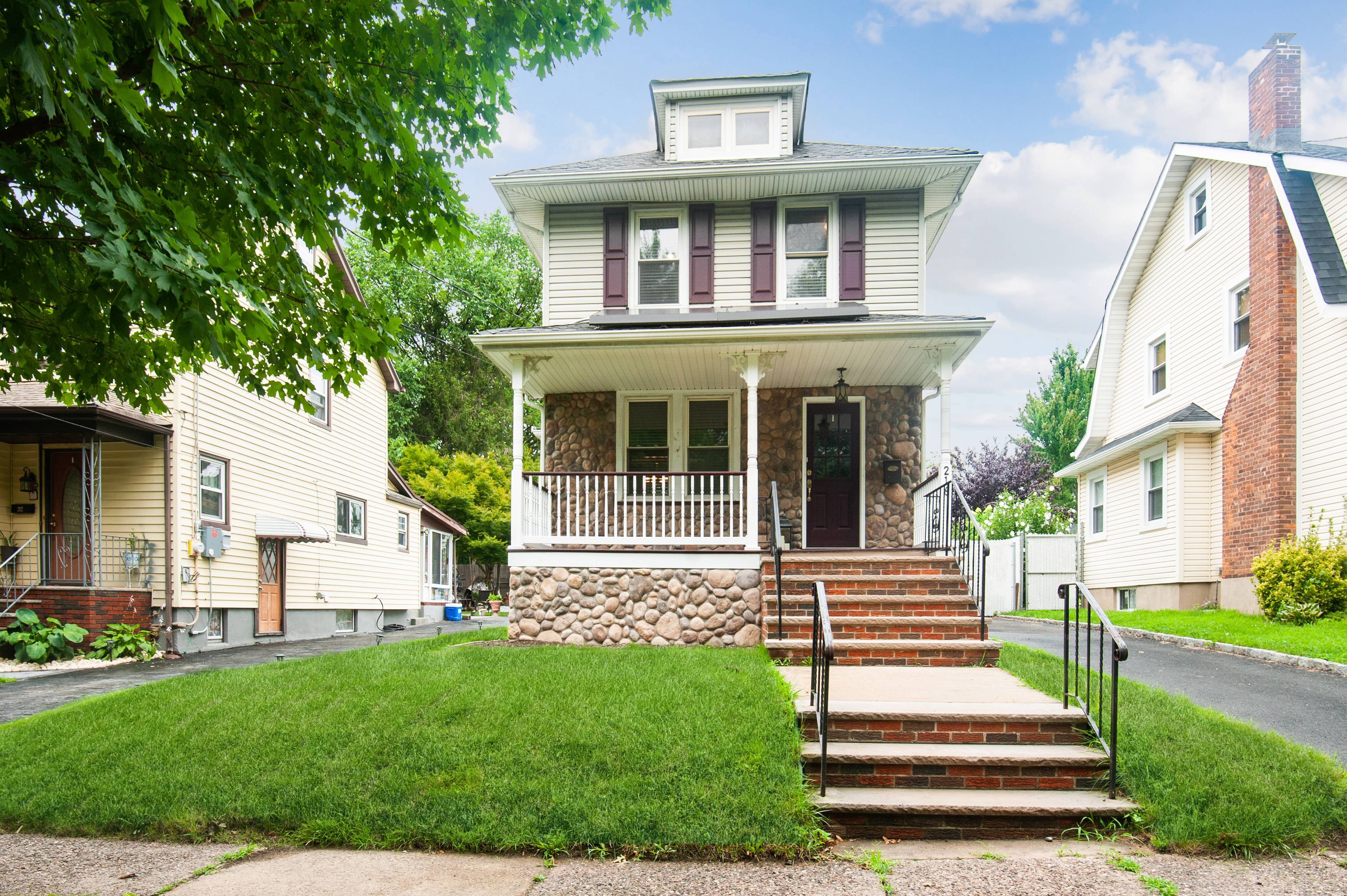 Beautiful Colonial Home located near Public Transportation to NYC
