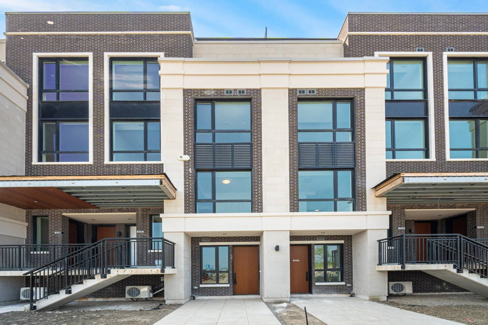 2 Bedroom Townhome In Prime Location of Richmond Hill