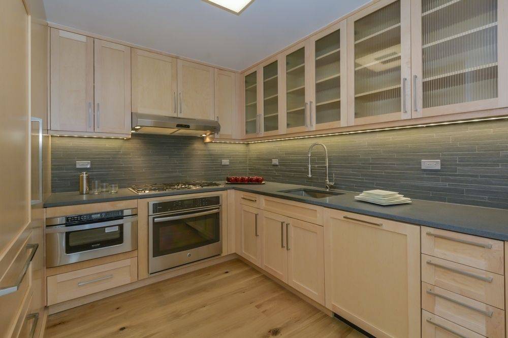 Upper East Side 4 Bedroom 3.5 Bathroom, Corner Unit, Dining Area, Walk in Closet, Washer & Dryer, Full Service Luxury Building, No Fee