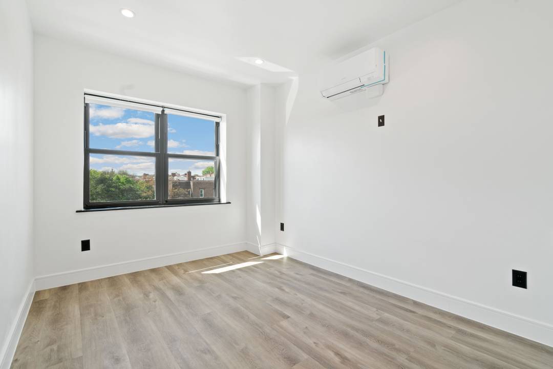 Penthouse 2 Bed / 2 Bath--W/D-In Unit--Sun Drenched