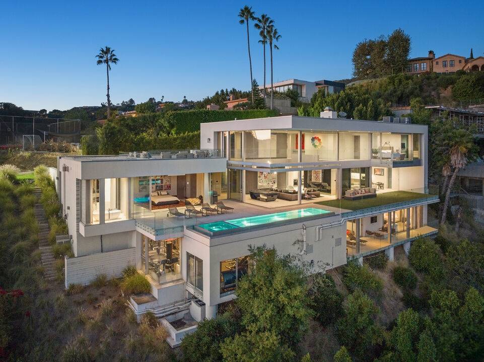 Bird Streets Beauty: Luxe Living with Jetliner Views