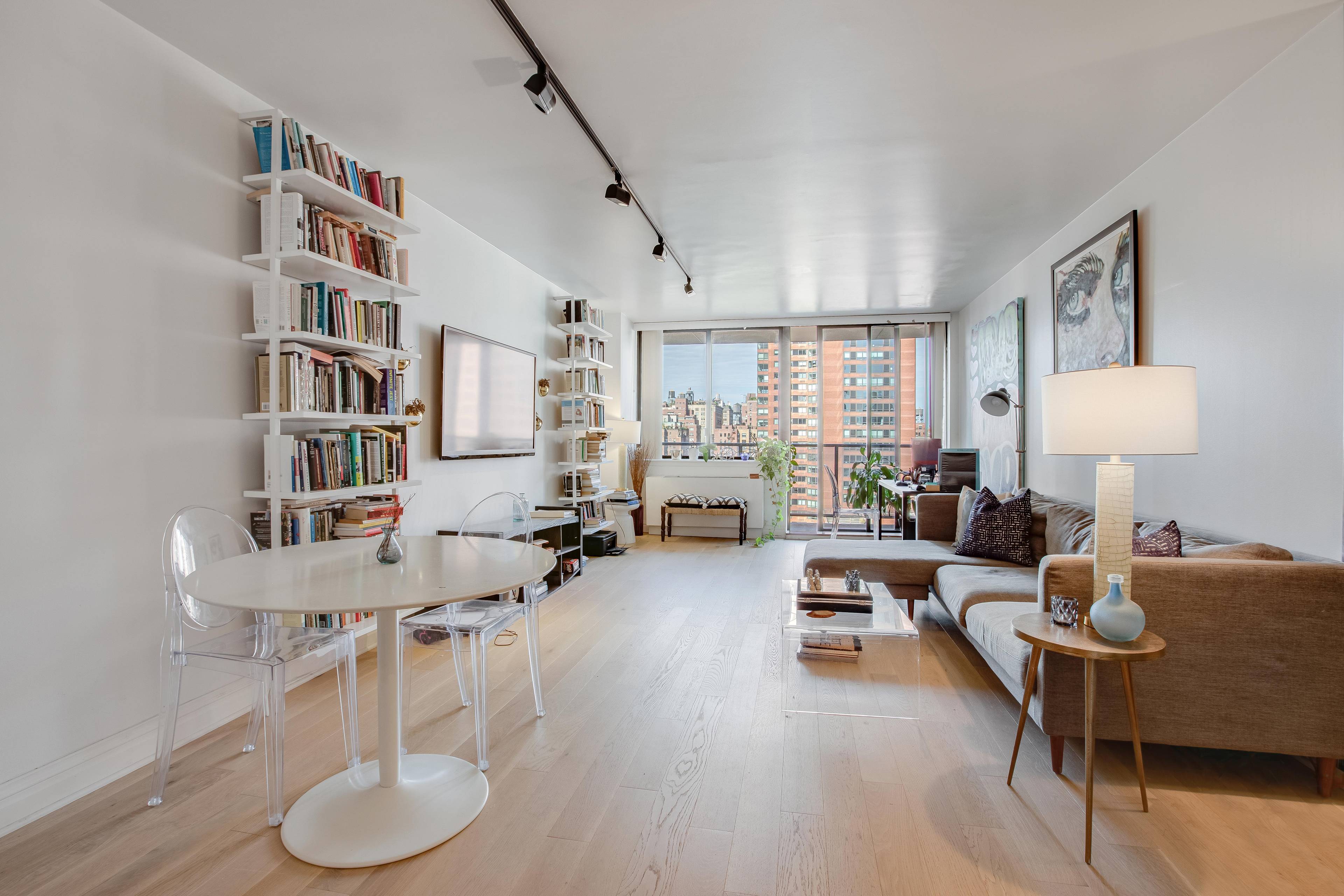Beautiful 1 Bedroom Yorkvill Condo with Private Outdoor Space!