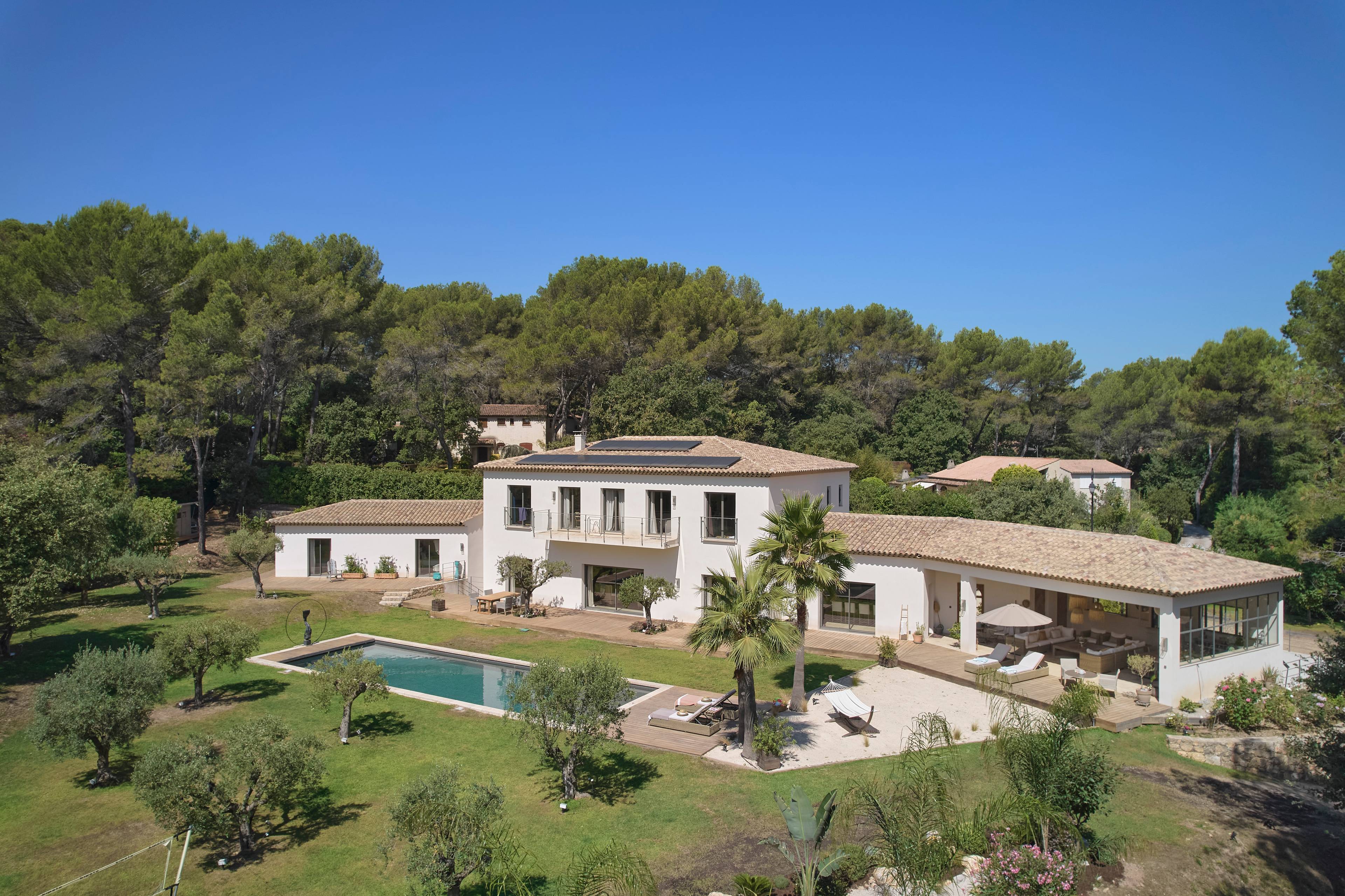 Stunning Contemporary Bastide in a Tranquil Gated Estate, Just 20 Minutes from Cannes