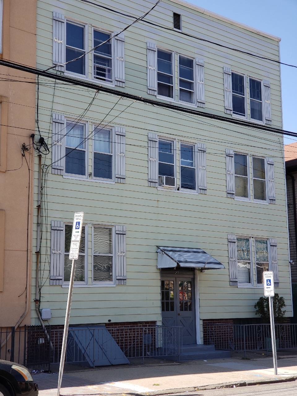 CALLING ALL INVESTORS!!  WELL MAINTAINED 7 UNIT INVESTMENT OPPORTUNITY.