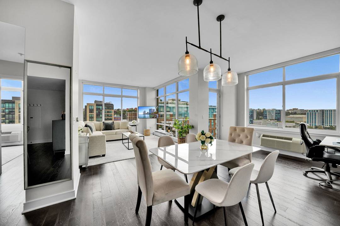 Luxurious 2 Bedroom corner Penthouse w/ Water Views!