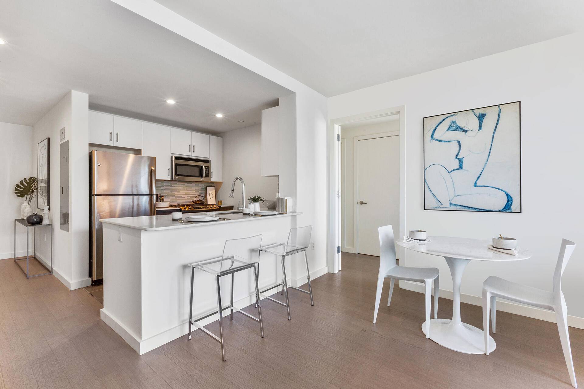 STUDIO W/ SEPARATE FULL SIZE KITCEN & PRIVATE TERRACE****