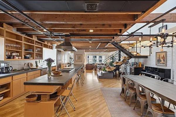 EXCEPTIONAL PENTHOUSE LOFT SITUATED IN THE HEART OF CHELSEA AVIL SHORT-TERM