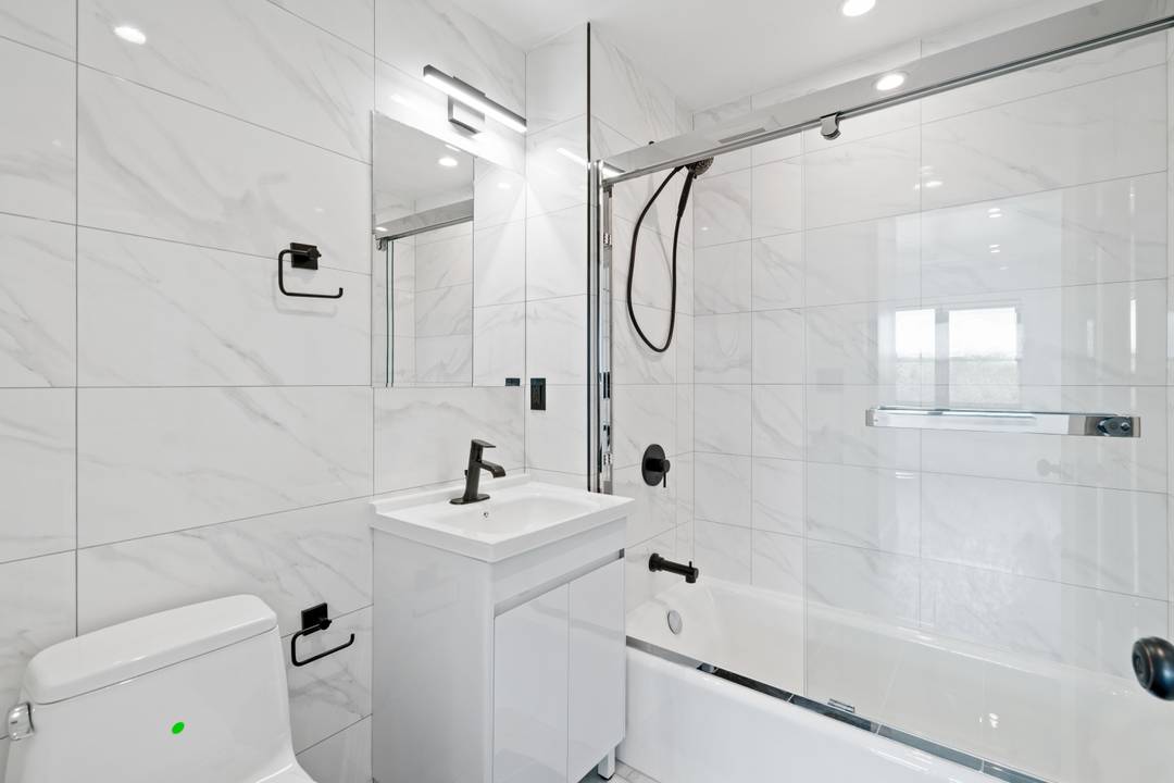 Penthouse 2 Bed / 2 Bath--W/D-In Unit--Sun Drenched