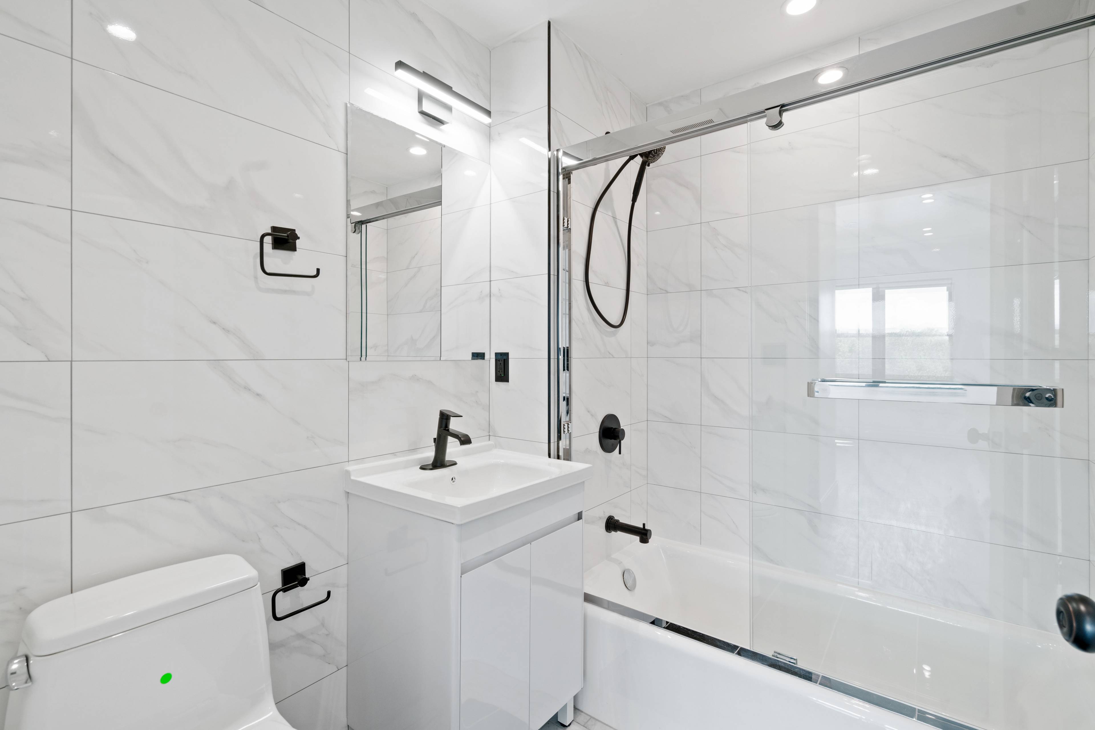 Penthouse 2 Bed / 2 Bath--W/D-In Unit--Sun Drenched