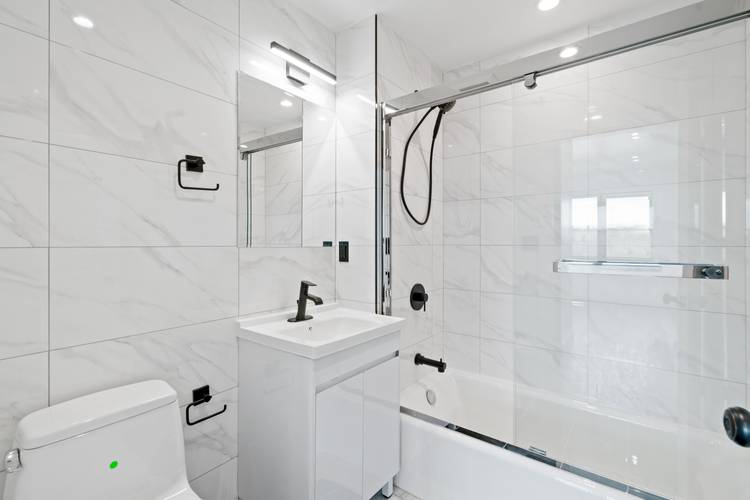 Penthouse 2 Bed / 2 Bath--W/D-In Unit--Sun Drenched