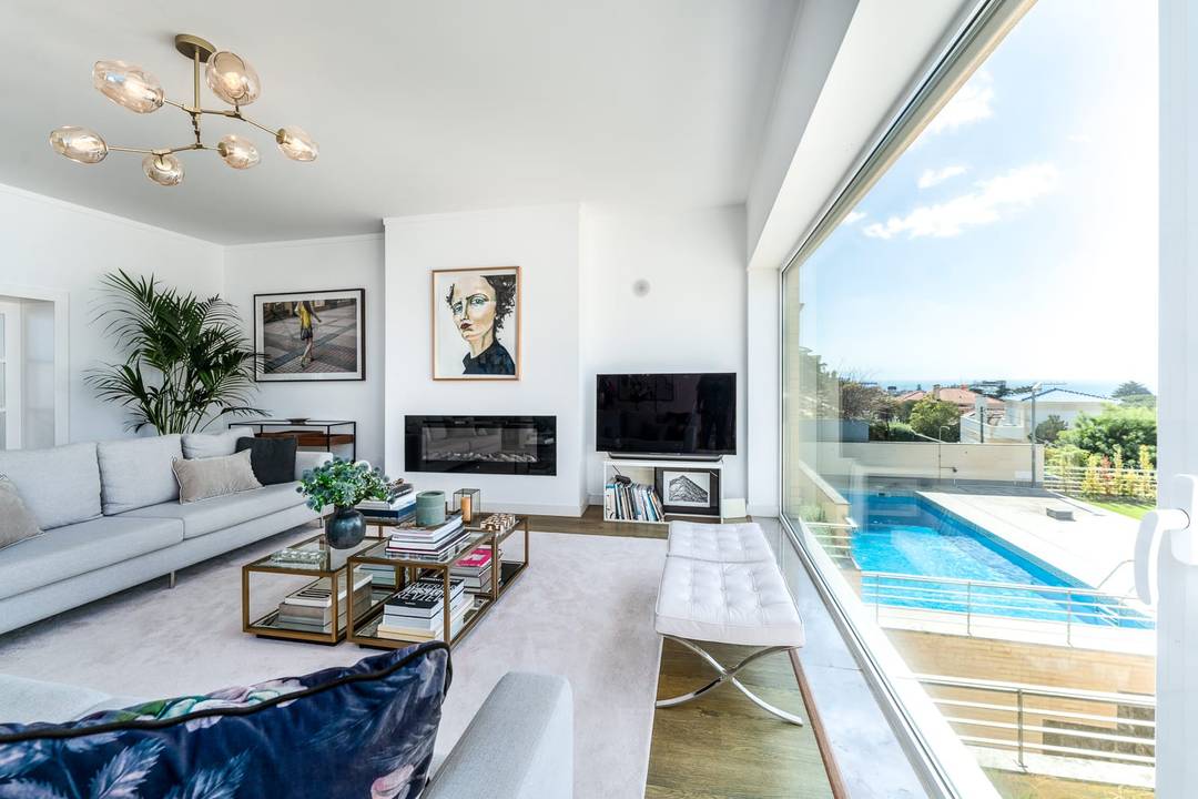 **Luxurious 4-Bedroom Townhouse in the Heart of Estoril – Fully Furnished, Steps from the Beach
