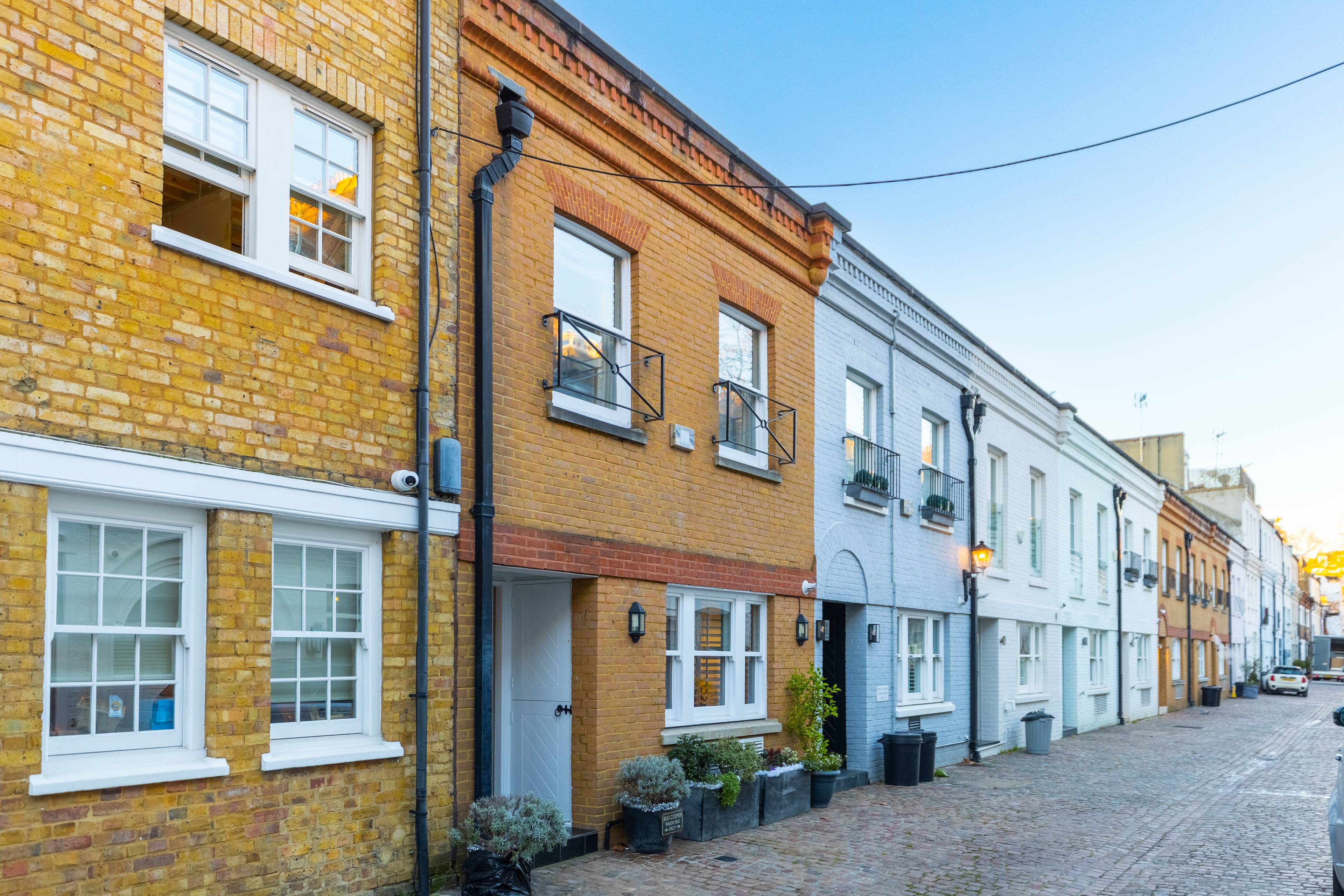 An Impressive Freehold Mews House in a Sought-After Gated Community in South Kensington