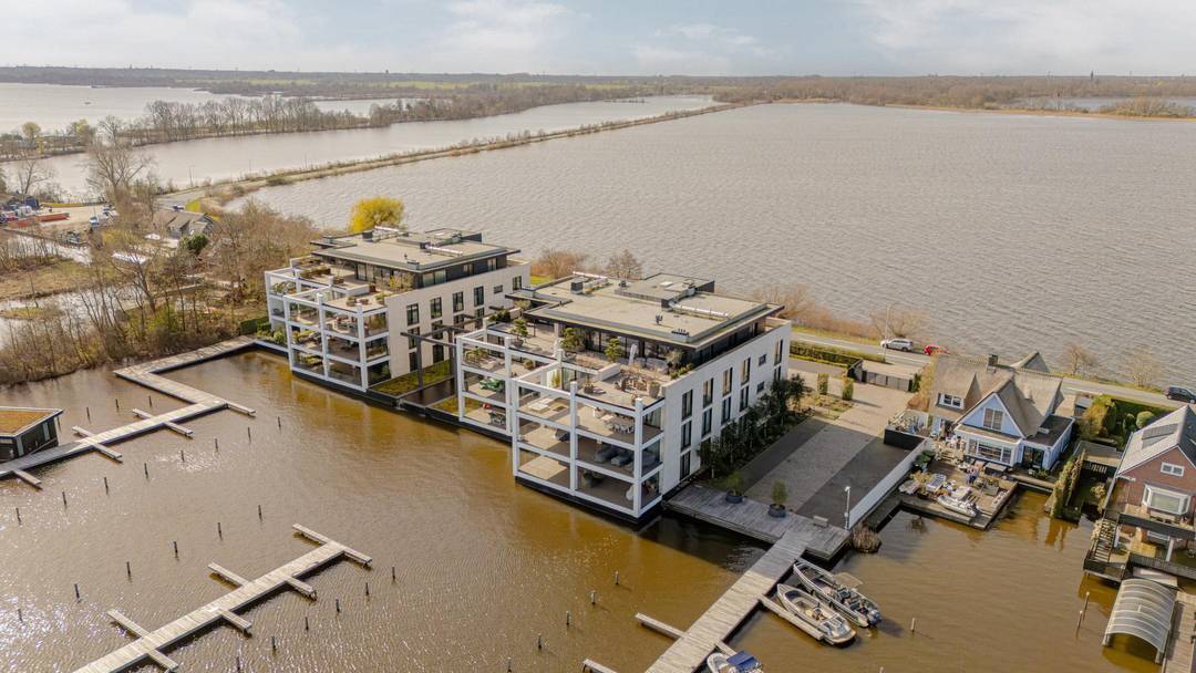 Unique waterfront appartment, private dock. Refined luxury in West End Residence, Loosdrecht