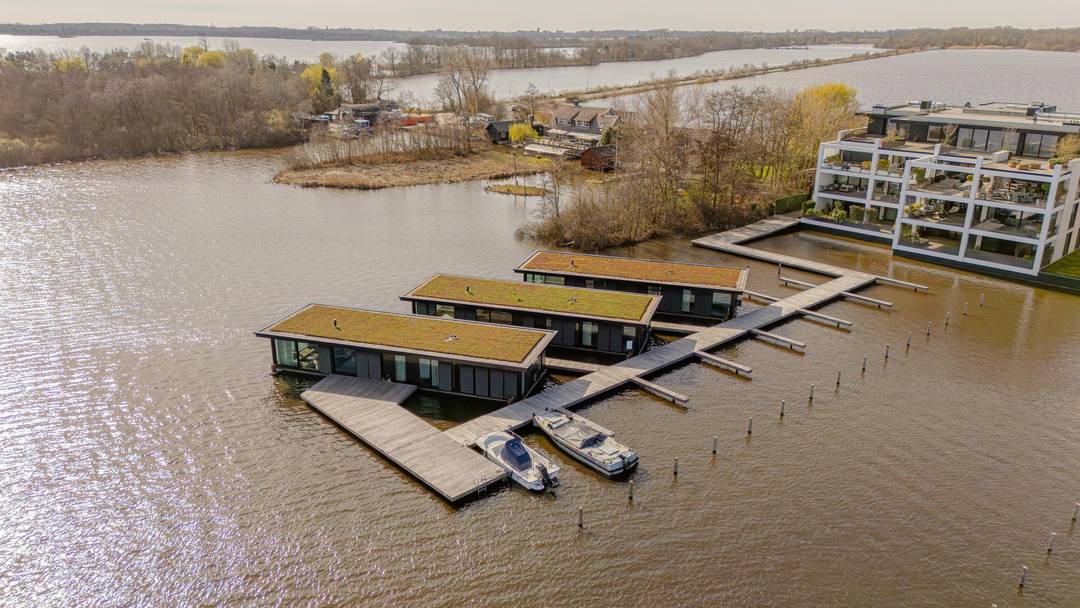 Exceptional houseboat of 105 m2, only 20 min. from Amsterdam. Veendijk 22 ws06
