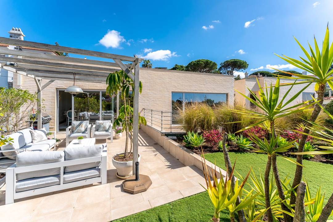**Luxurious 4-Bedroom Townhouse in the Heart of Estoril – Fully Furnished, Steps from the Beach