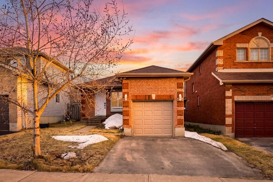 Detached Bungalow In Barrie's Desirable Holly Neighbourhood