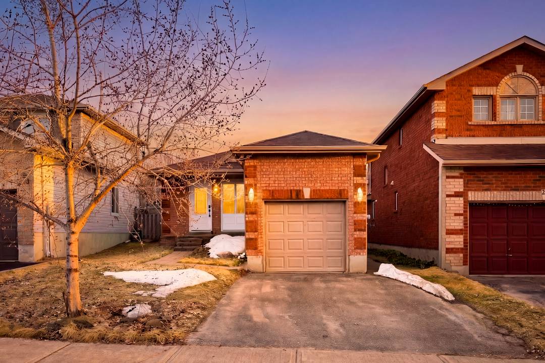 Detached Bungalow In Barrie's Desirable Holly Neighbourhood