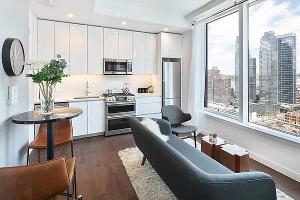 Studio | Skyline View | Floor to Ceiling Windows | 10 Foot Ceilings | Stainless Steel Appliances | Washer + Dryer | Central A/C | Condo Level Fixtures | Key-less Entry | Luxury High-rise