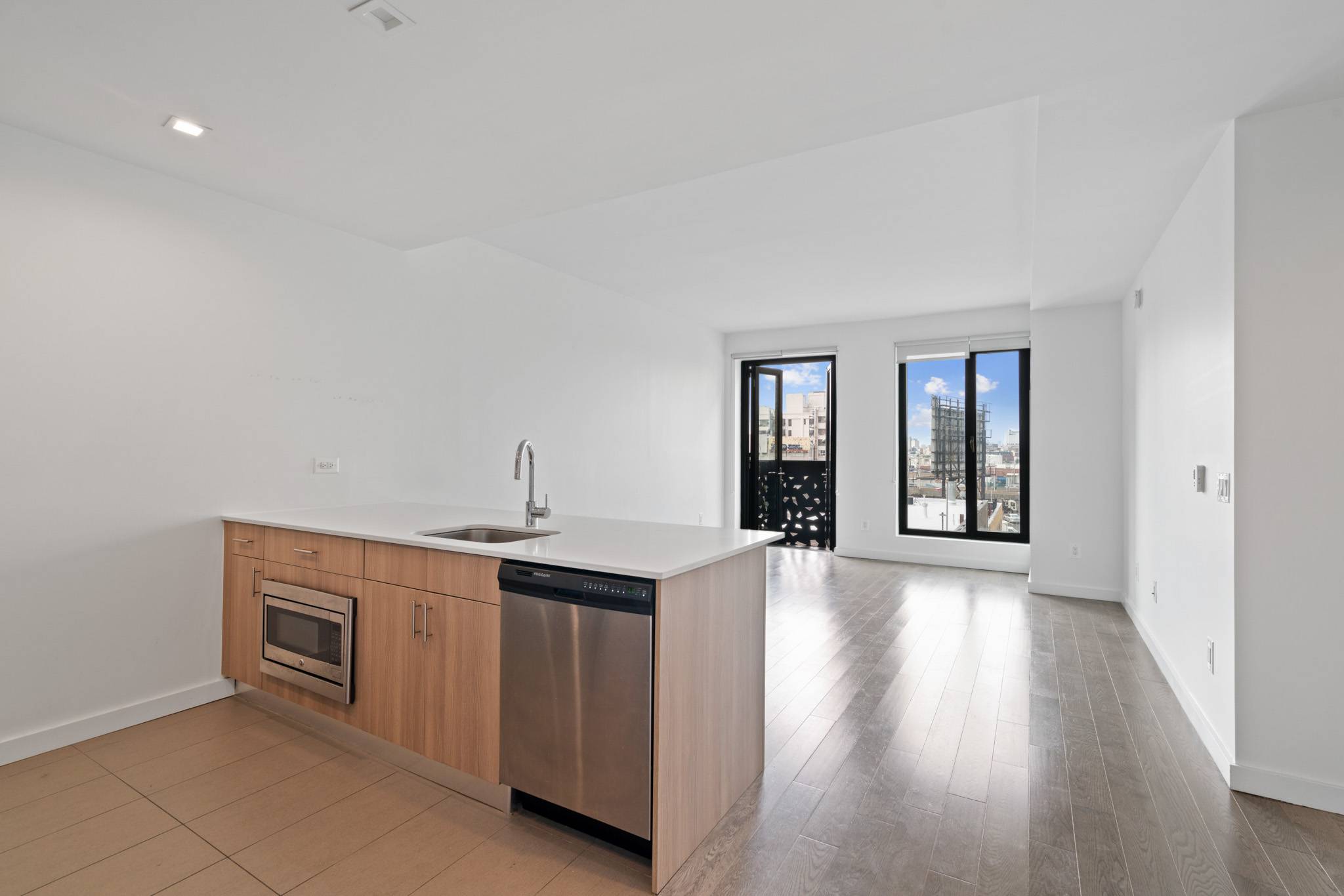 High Ceilings--Large Windows--Modern 1 Bed--Luxury Building