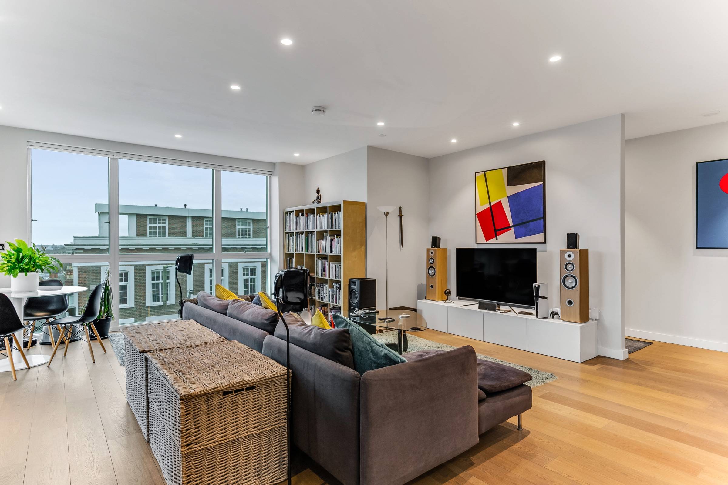 Sophisticated and modern 3-bedroom apartment in a boutique development near Hampstead.