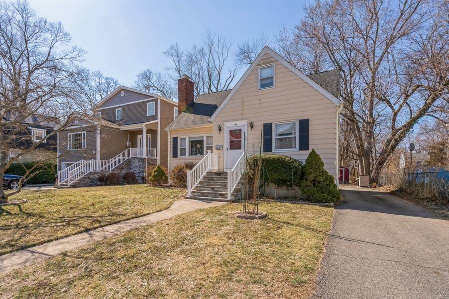 Stunning Cape Cod and Commuter's dream come true in Springfield!