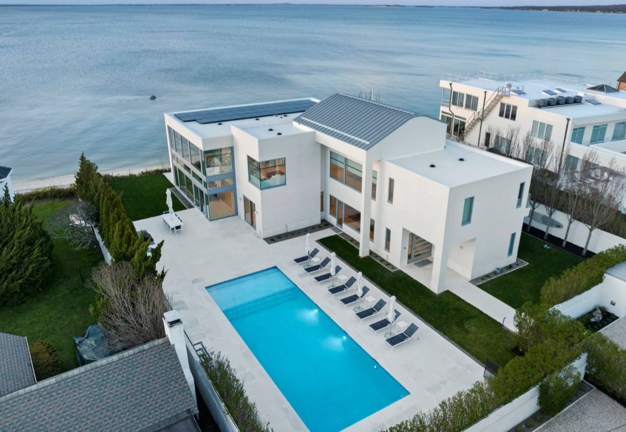 BAYFRONT MASTERPIECE IN NORTH SEA BEACH COLONY