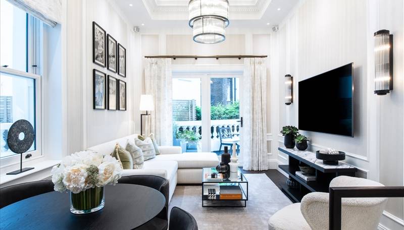 Refined Kensington Apartment | 2-Beds, 2-Baths, W8