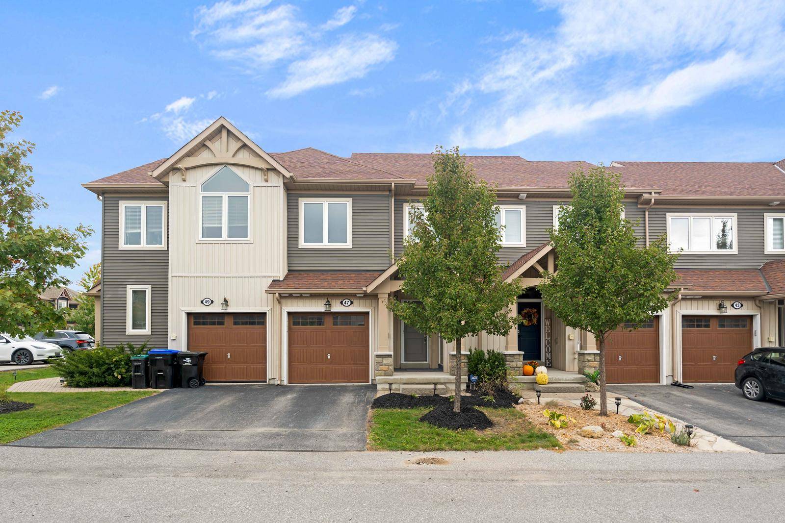 Beautifully maintained Freehold Townhome in the sought-after Blue Fairway community in Collingwood