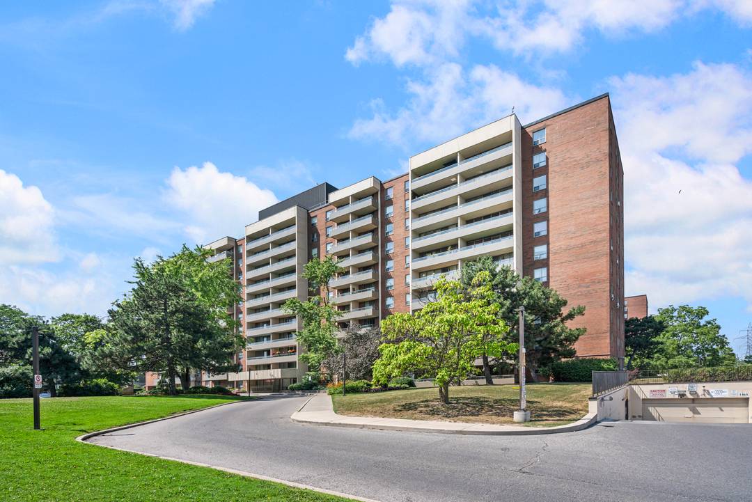 3 Bedroom, 2 Bath Condo in Prime North York