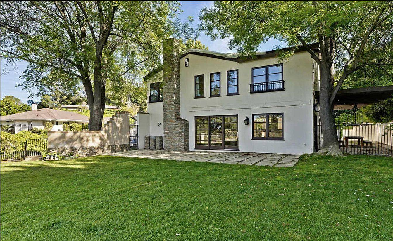 SPACIOUS ESTATE WITH VIEW IN ENCINO