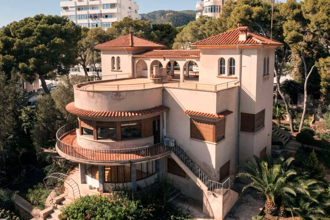 1950s Villa Blending Art Deco and Spanish Charm in Mallorca!