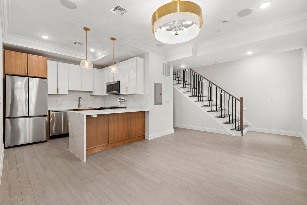 Stunning 2 Bed + Den with Private Parking in the Heart of Jersey City!