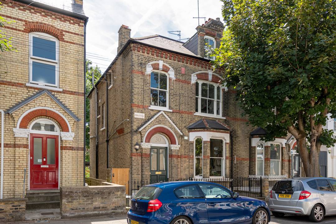 Werter Road GARDEN FLAT 3 Bedrooms 2 Bathrooms Share of Freehold
