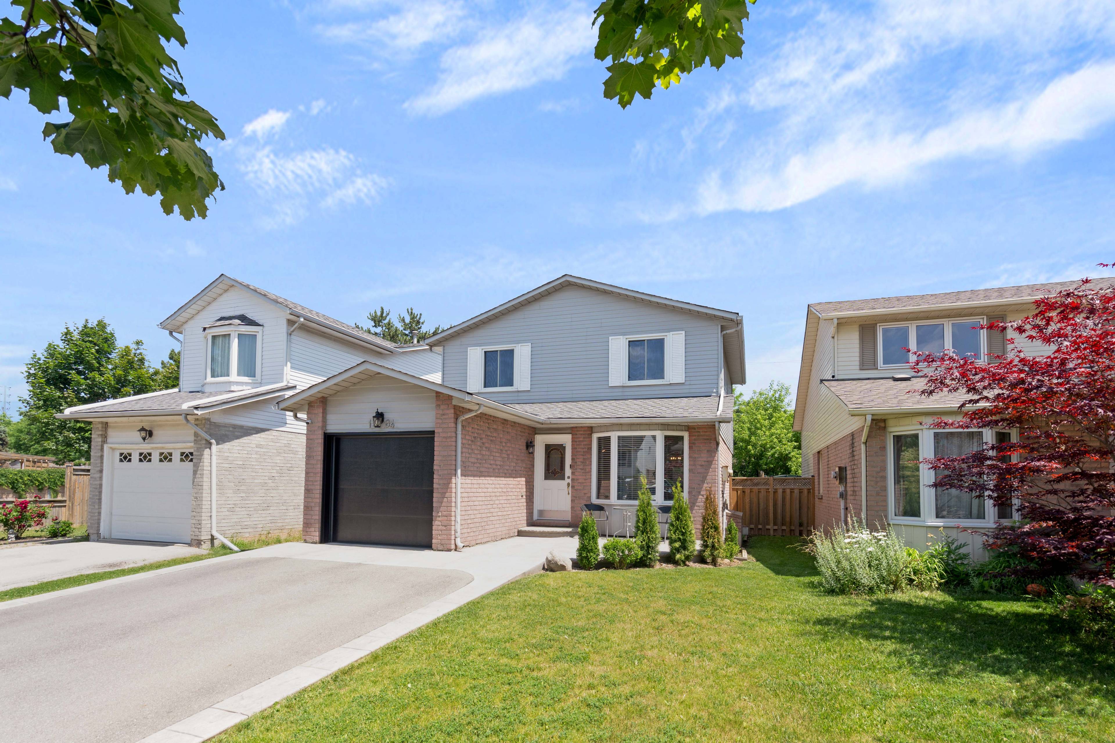Detached 2 Bdrm Home Nestled in the Desirable Palmer Community of Burlington