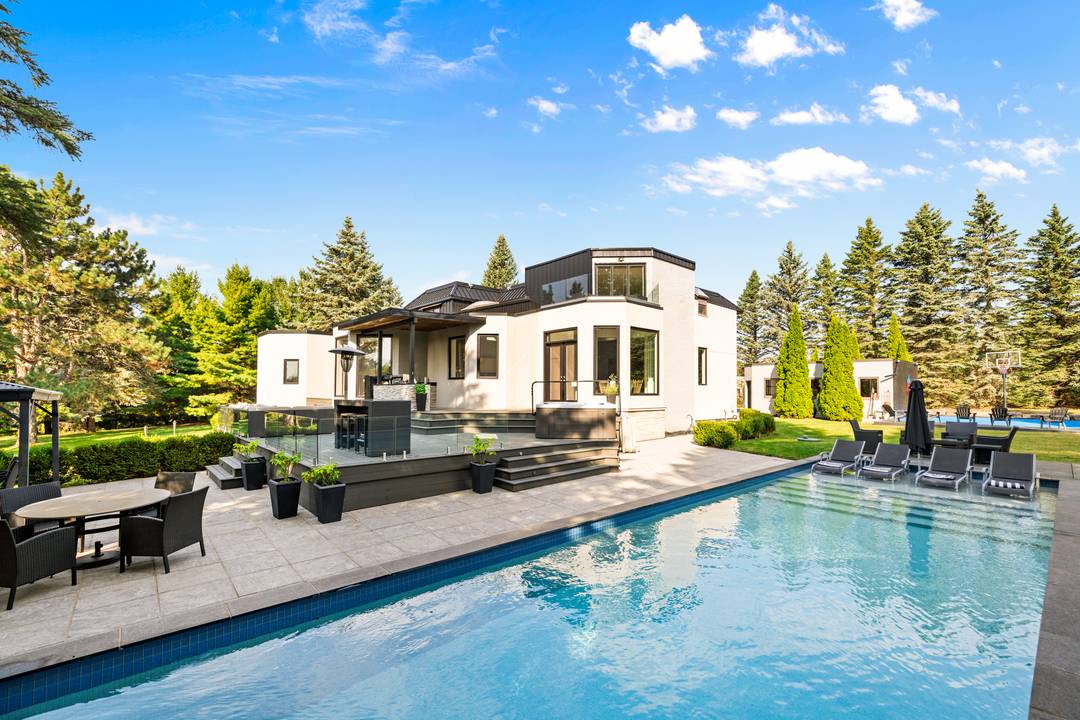 Nestled in the Heart of King City Located on a Quiet, Prestigious Court.