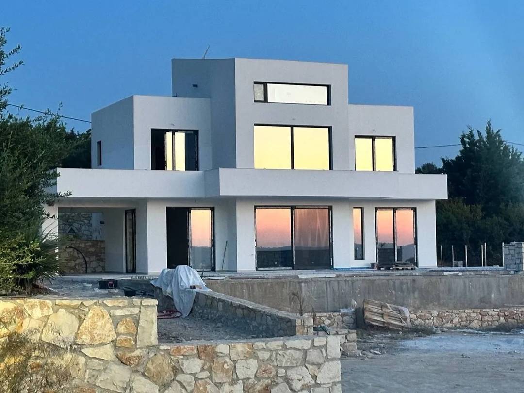 Modern Elegant Villa With  Pool.