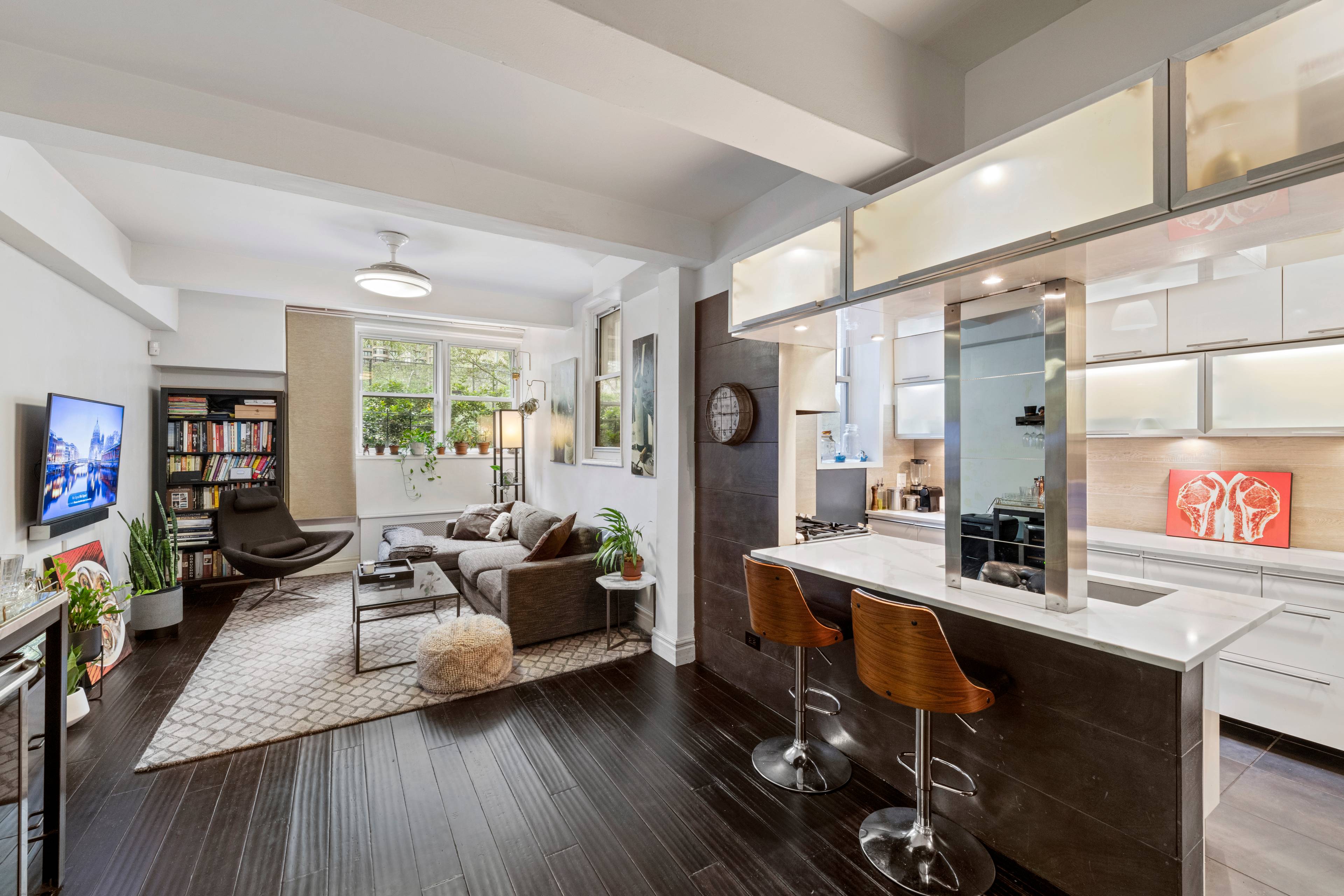 Stunning Murray Hill One Bed, Corner Unit