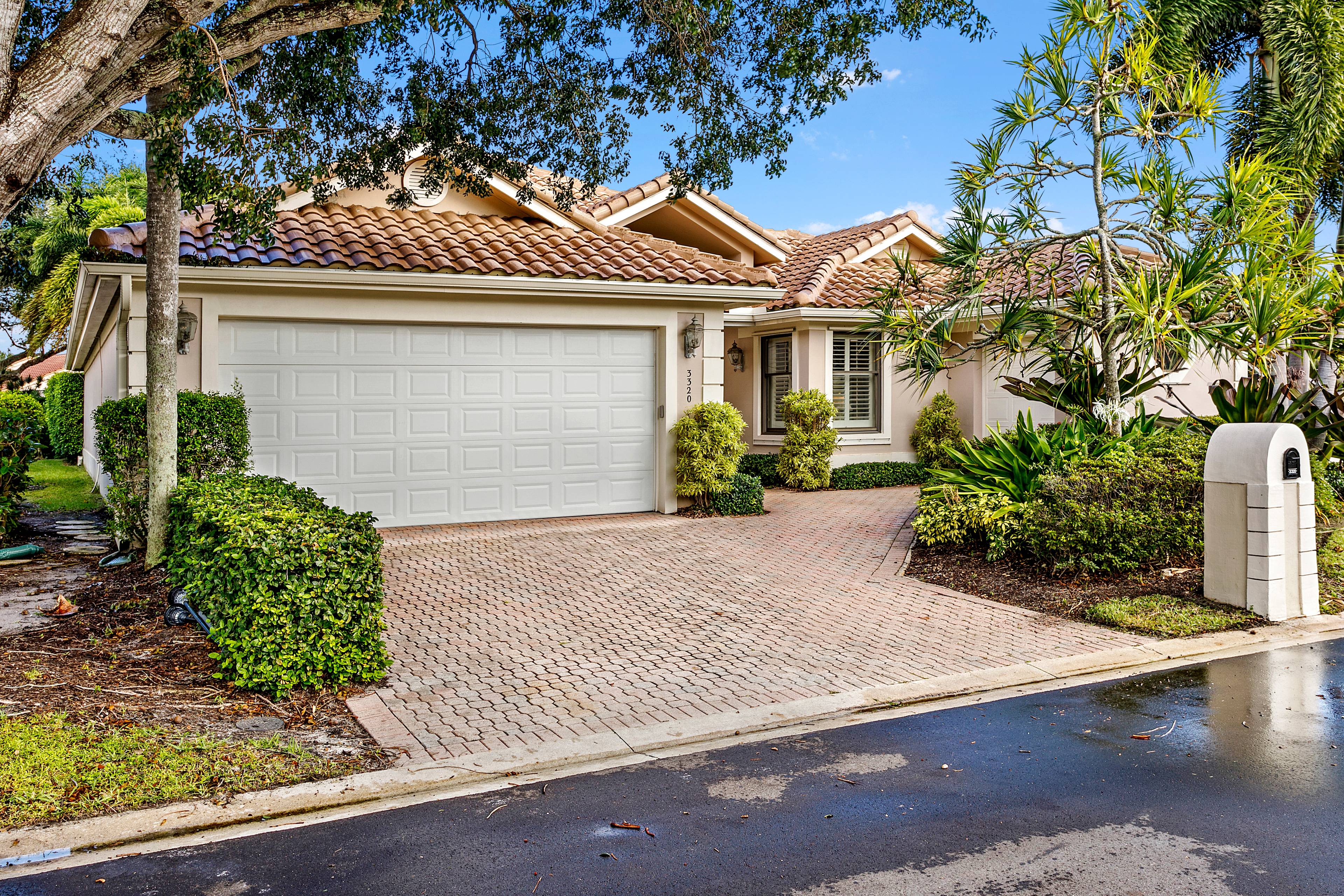 ELEGANT HOME IN JONATHANS LANDING GOLF CLUB IN JUPITER