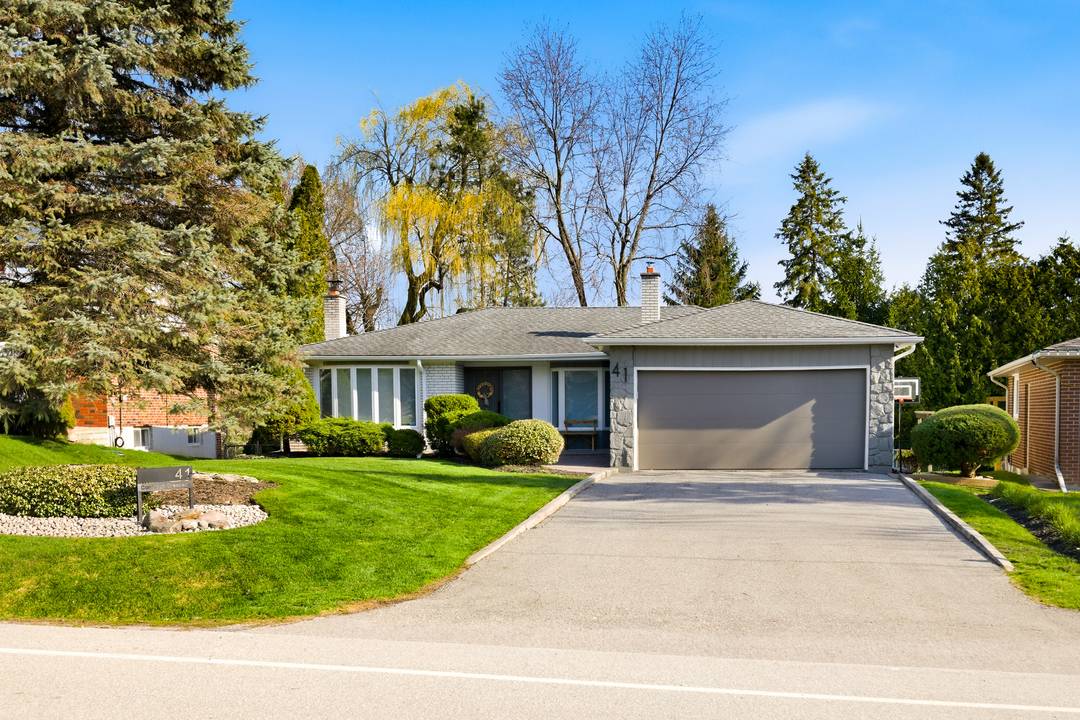 Beautifully Renovated Bungalow in the Heart of Kleinburg Village!