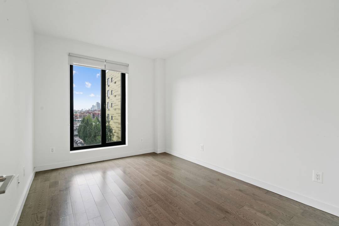 High Floor 1 Bed--South Facing--Luxury Doorman Building