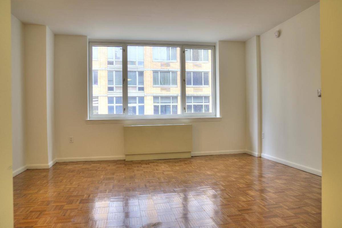NO FEE PLUS 2 MONTH FREE..PRIME MIDTOWN WEST,FULL SERVICE DOORMAN BLDG,STEPS FROM PORT AUTHORITY,TIME SQUARE,HELL'S KITCHEN